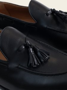 Detalle de las borlas y de la costura del empeine del mocasín negro PuroEgo