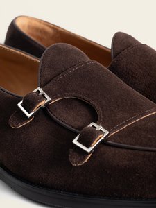 Detalle de las dos hebillas metálicas y de la gamuza café del mocasín PuroEgo