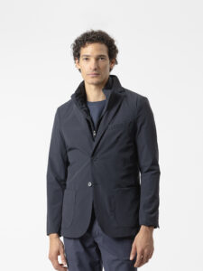Blazer técnico azul marino de PuroEgo, corte slim con dos botones, vista de frente