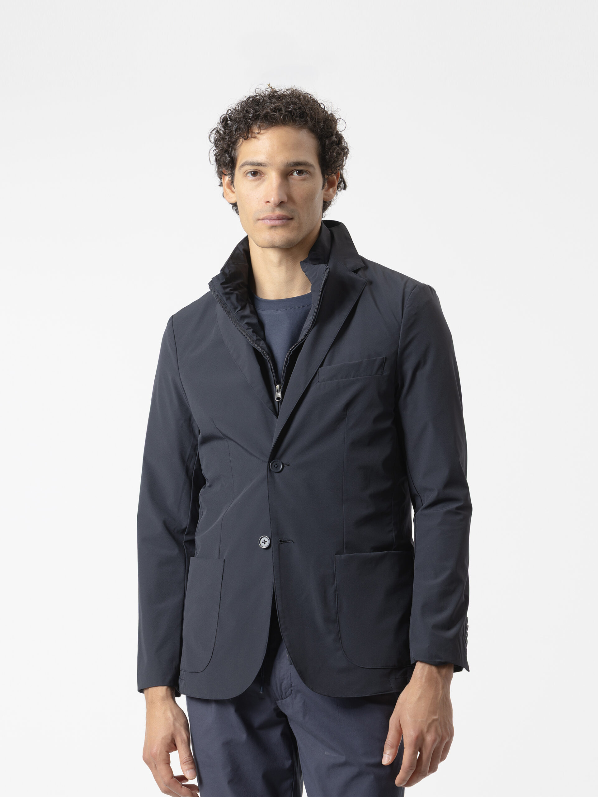 Blazer técnico azul marino de PuroEgo, corte slim con dos botones, vista de frente