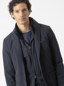 Blazer técnico azul marino de PuroEgo, corte slim con dos botones, tres cuartos