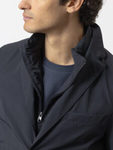 Blazer técnico azul marino de PuroEgo, corte slim con dos botones, detalle