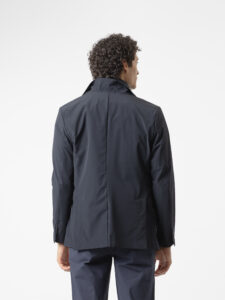 Blazer técnico azul marino de PuroEgo, corte slim con dos botones, espalda