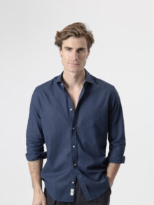 Camisa de lino azul marino de PuroEgo, cuello italiano y corte relaxed, vista de frente