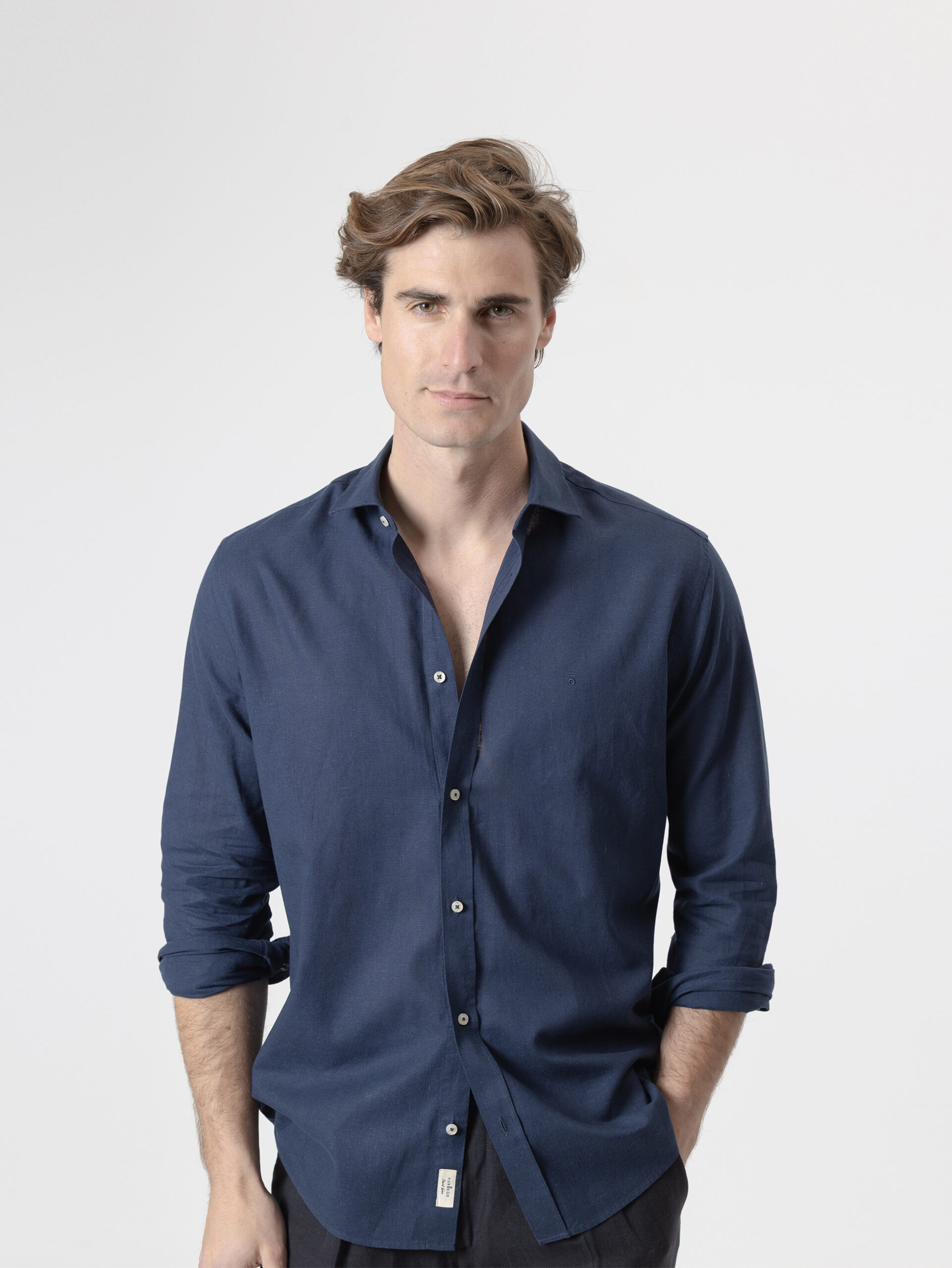 Camisa de lino azul marino de PuroEgo, cuello italiano y corte relaxed, vista de frente