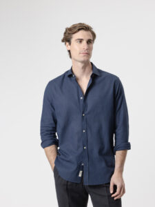 Camisa de lino azul marino de PuroEgo, cuello italiano y corte relaxed, tres cuartos