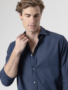 Camisa de lino azul marino de PuroEgo, cuello italiano y corte relaxed, detalle