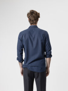 Camisa de lino azul marino de PuroEgo, cuello italiano y corte relaxed, espalda