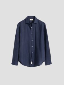Camisa de lino azul marino de PuroEgo, cuello italiano y corte relaxed, completo