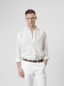 Camisa de lino blanca de PuroEgo, cuello italiano y corte relaxed, vista de frente