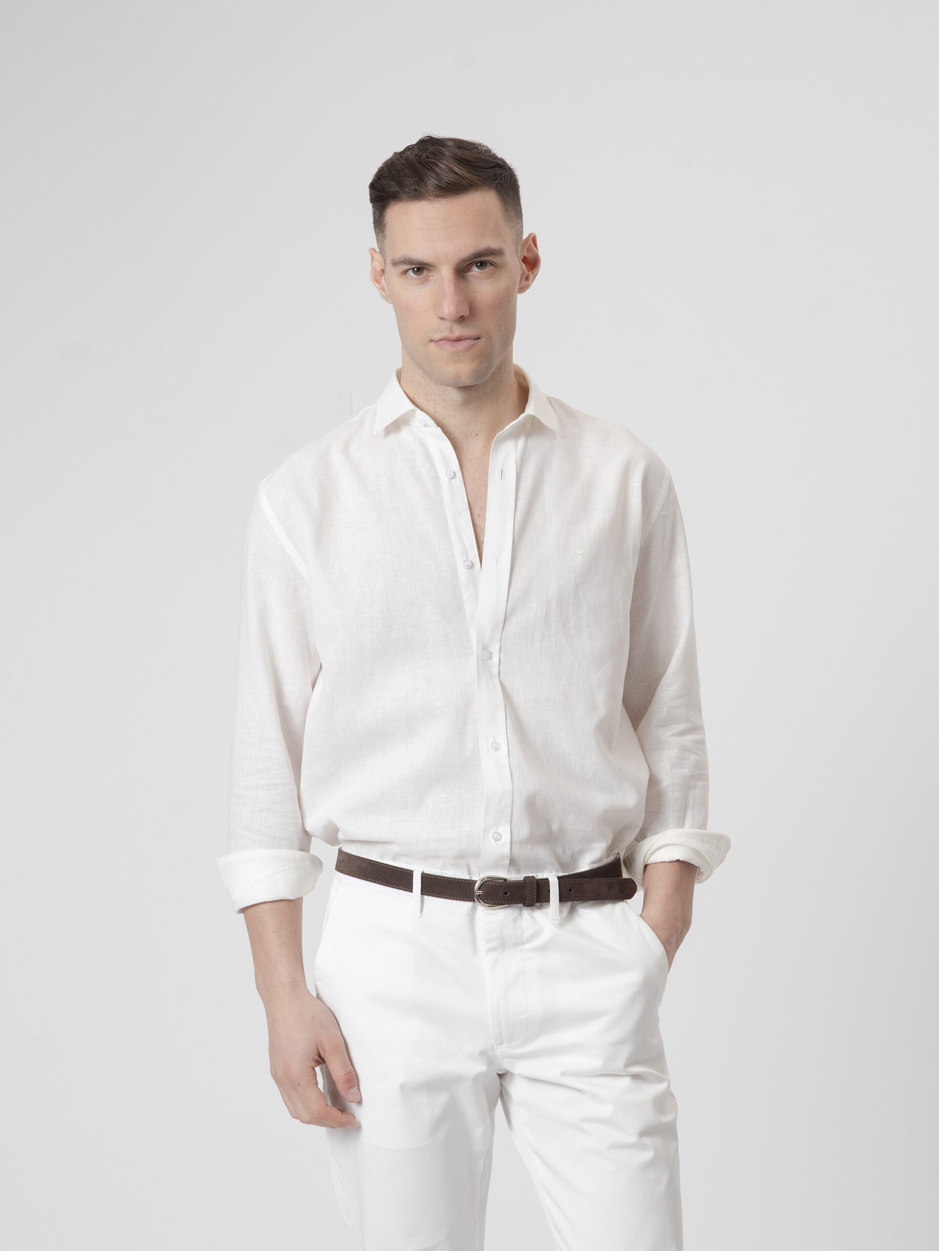 Camisa de lino blanca de PuroEgo, cuello italiano y corte relaxed, vista de frente