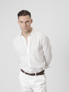 Camisa de lino blanca de PuroEgo, cuello italiano y corte relaxed, tres cuartos