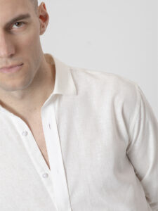 Camisa de lino blanca de PuroEgo, cuello italiano y corte relaxed, detalle