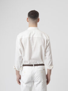 Camisa de lino blanca de PuroEgo, cuello italiano y corte relaxed, espalda