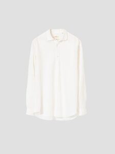 Camisa de lino blanca de PuroEgo, cuello italiano y corte relaxed, completo