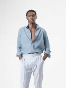 Camisa de lino celeste de PuroEgo, cuello italiano y corte relaxed, vista de frente