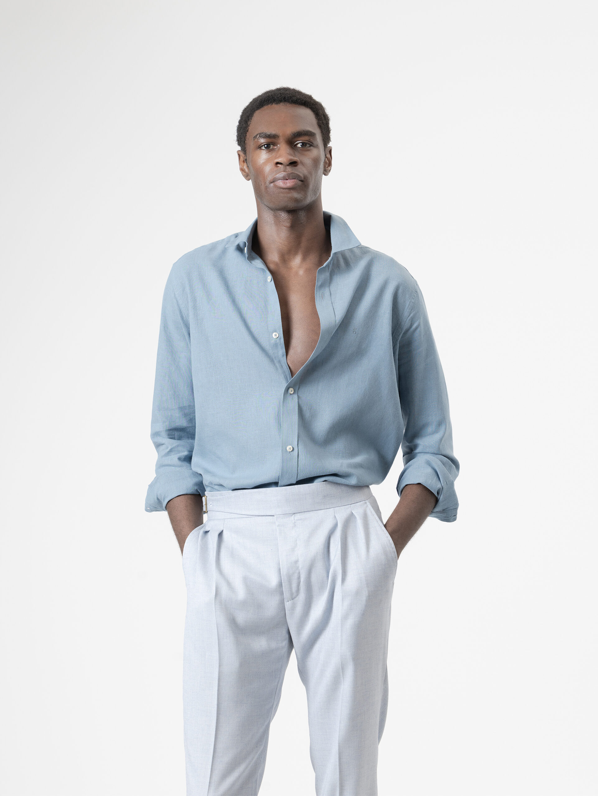 Camisa de lino celeste de PuroEgo, cuello italiano y corte relaxed, vista de frente