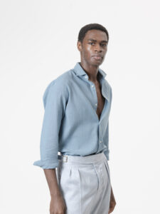 Camisa de lino celeste de PuroEgo, cuello italiano y corte relaxed, tres cuartos