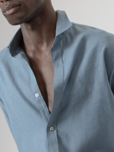 Camisa de lino celeste de PuroEgo, cuello italiano y corte relaxed, detalle