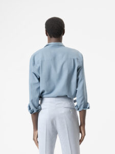 Camisa de lino celeste de PuroEgo, cuello italiano y corte relaxed, espalda