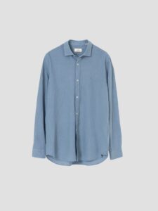 Camisa de lino celeste de PuroEgo, cuello italiano y corte relaxed, completo