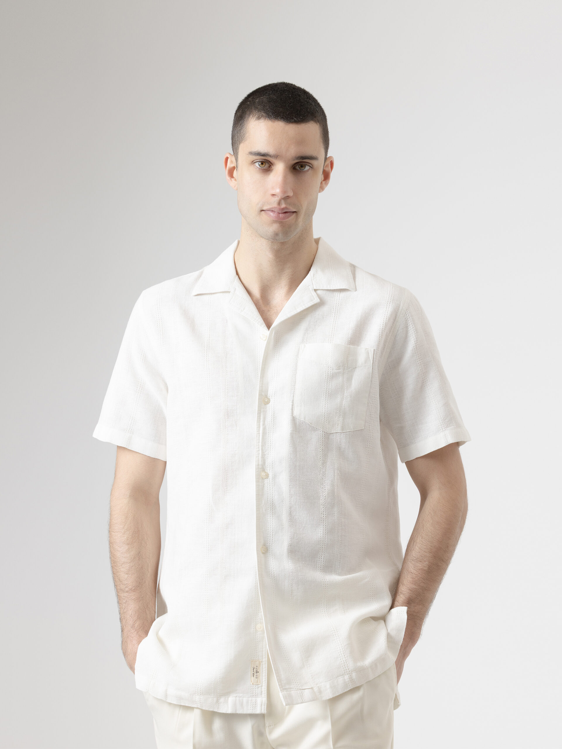 Camisa manga corta de lino y algodón blanco roto de PuroEgo, con bolsillo de pecho, vista de frente