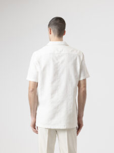 Camisa manga corta de lino y algodón blanco roto de PuroEgo, espalda