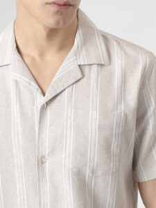 Camisa manga corta a rayas en tono piedra de PuroEgo, de lino y algodón, detalle del cuello y el bolsillo de pecho