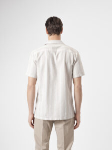 Camisa manga corta a rayas en tono piedra de PuroEgo, de lino y algodón, espalda