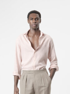 Camisa de lino rosa de PuroEgo, cuello italiano y corte relaxed, vista de frente