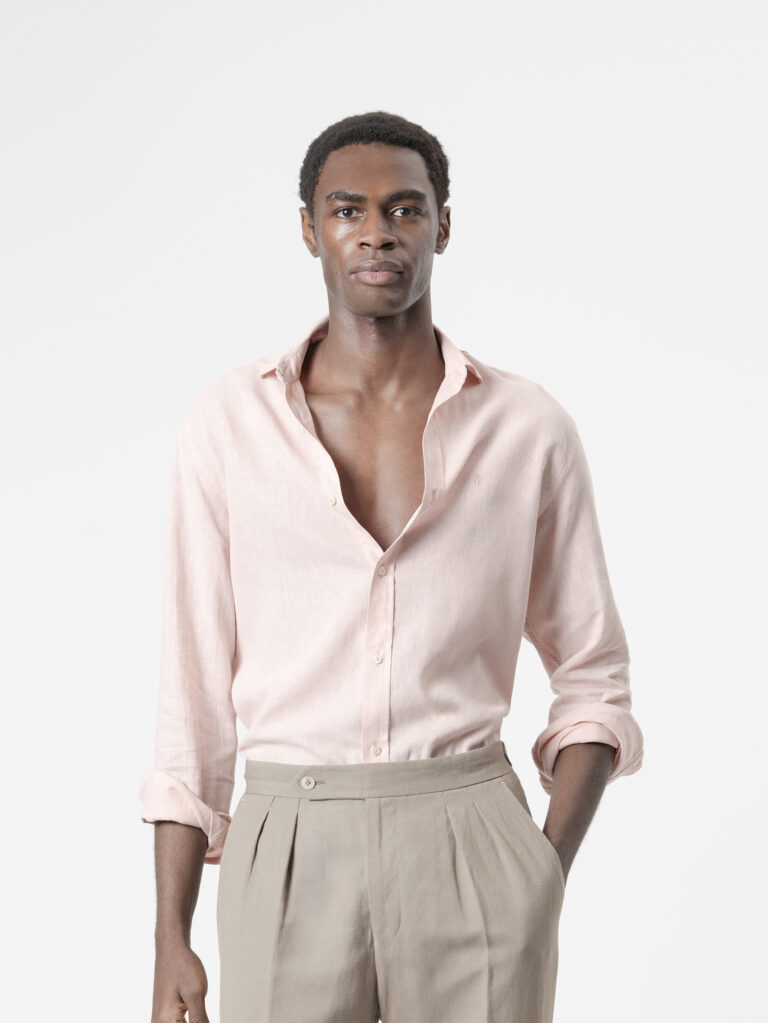 Camisa de lino rosa de PuroEgo, cuello italiano y corte relaxed, vista de frente