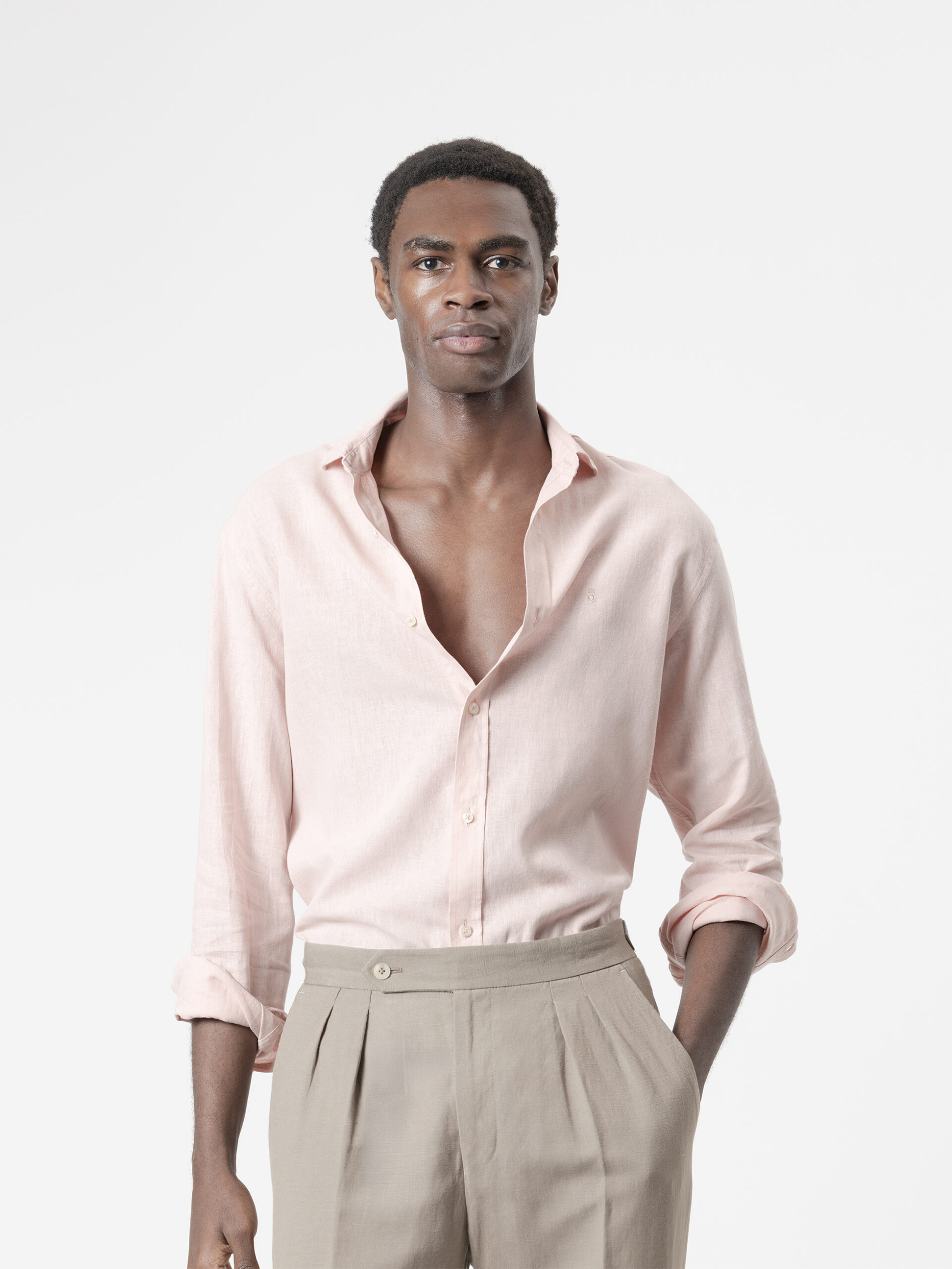 Camisa de lino rosa de PuroEgo, cuello italiano y corte relaxed, vista de frente