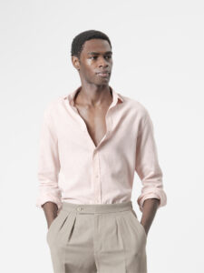 Camisa de lino rosa de PuroEgo, cuello italiano y corte relaxed, tres cuartos