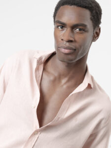 Camisa de lino rosa de PuroEgo, cuello italiano y corte relaxed, detalle