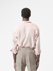 Camisa de lino rosa de PuroEgo, cuello italiano y corte relaxed, espalda