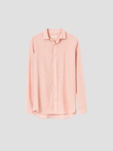 Camisa de lino rosa de PuroEgo, cuello italiano y corte relaxed, completo
