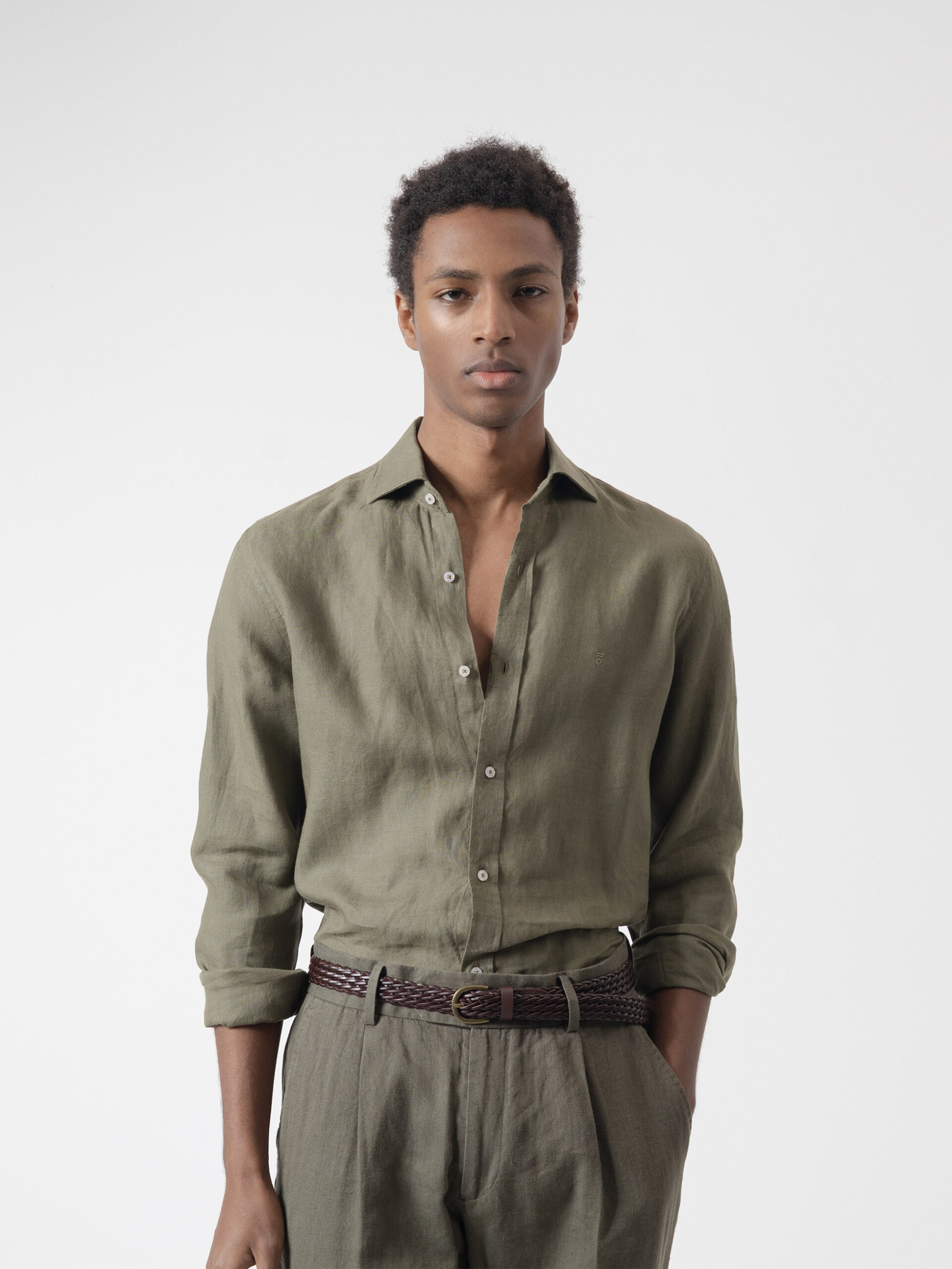 Camisa de lino verde militar de PuroEgo, cuello italiano y corte relaxed, vista de frente