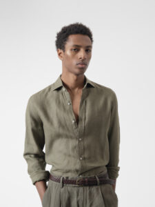Camisa de lino verde militar de PuroEgo, cuello italiano y corte relaxed, tres cuartos