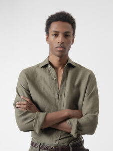 Camisa de lino verde militar de PuroEgo, cuello italiano y corte relaxed, detalle