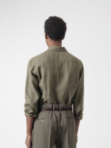 Camisa de lino verde militar de PuroEgo, cuello italiano y corte relaxed, espalda