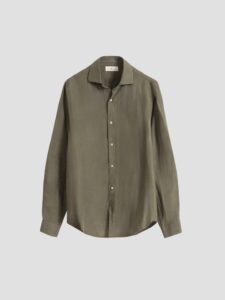 Camisa de lino verde militar de PuroEgo, cuello italiano y corte relaxed, completo