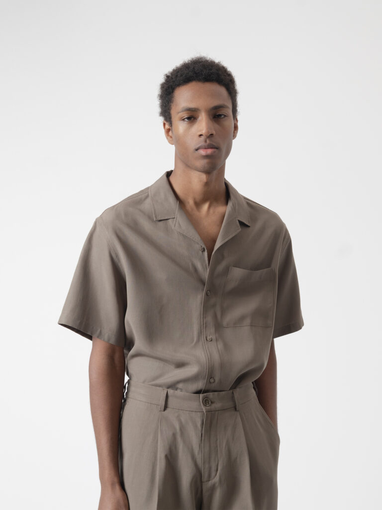 Camisa manga corta caqui de PuroEgo, con bolsillo de pecho, vista de frente