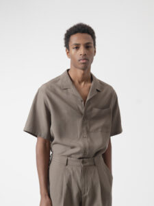 Camisa manga corta caqui de PuroEgo, con bolsillo de pecho, vista de frente