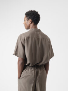 Camisa manga corta caqui de PuroEgo, espalda
