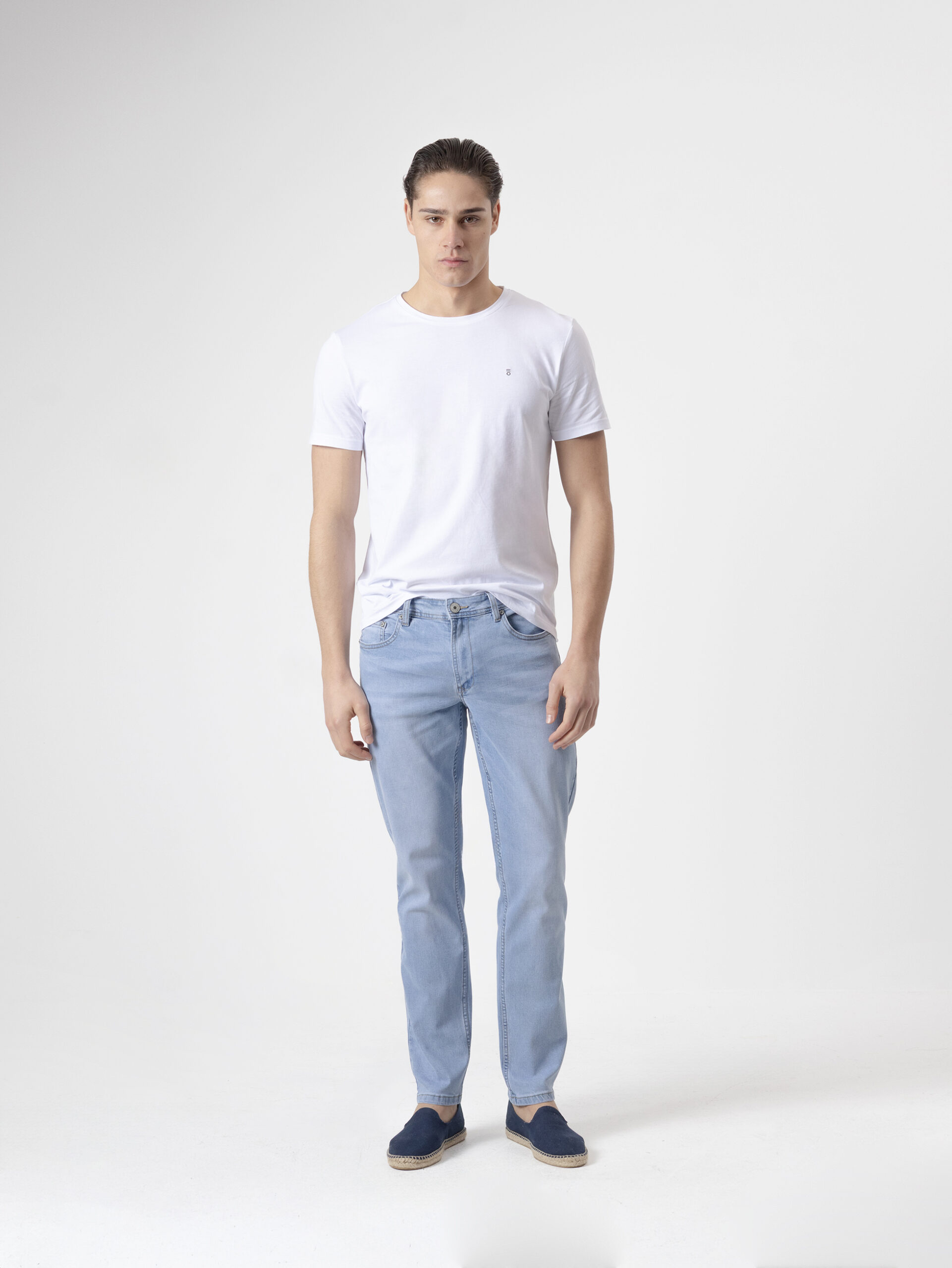 Jeans slim fit azul claro de PuroEgo con efecto desgastado, cuerpo completo de frente