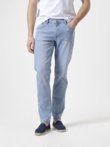 Jeans slim fit azul claro de PuroEgo con efecto desgastado, vista de frente