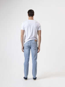 Jeans slim fit azul claro de PuroEgo, espalda
