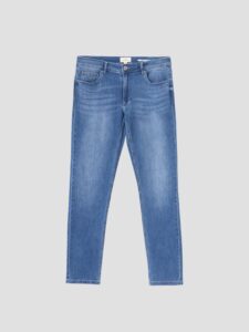 Jeans slim fit azul medio de PuroEgo doblado sin modelo, con la pretina, la bragueta y el bolsillo delantero a la vista.