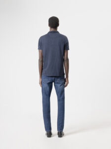 Jeans slim fit azul oscuro de PuroEgo visto de espalda: dos bolsillos de parche, presillas y caída recta hasta el zapato.