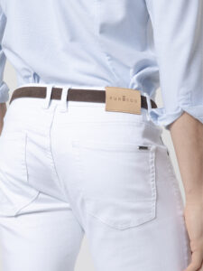Pantalón de cinco bolsillos blanco de PuroEgo en algodón, corte slim, detalle